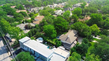 Modern yüzme havuzları ve lüks konaklama yerleri olan düz çatı villaları Kuzey Dallas 'taki zengin Preston Hollow mahallesindeki zengin konaklarda geniş yeşil alanlar. ABD