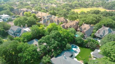 Preston Hollow lüks köşkleri, villaları, modern yüzme havuzları, Kuzey Dallas, Teksas 'ta beyzbol sahaları olan yemyeşil ağaçlı kentsel parkları lüks yaşam ve antenleri olan zengin bir mahalle. ABD