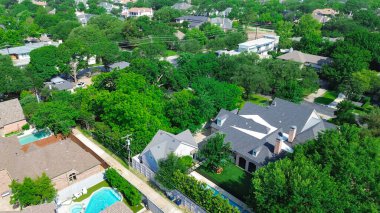 Modern yüzme havuzları ve düz çatıları olan villalar Kuzey Dallas 'ın pahalı Preston Hollow varlıklı mahallesinde çatı tamiri geniş yeşil alanlarda lüks malikaneler, Teksas. ABD