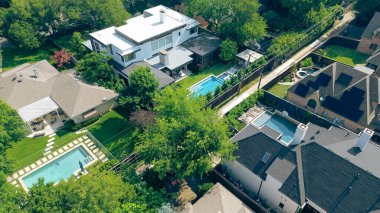 Modern yüzme havuzları ve düz çatıları olan villalar Kuzey Dallas 'ın pahalı Preston Hollow varlıklı mahallesinde çatı tamiri geniş yeşil alanlarda lüks malikaneler, Teksas. ABD