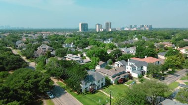 Park City 'nin yüksek binaları, ofis binaları, Dallas şehir merkezindeki gökdelenler, zengin Preston Hollow mahallesindeki mülkler ve villalar, yemyeşil ağaç kaplı caddeler. ABD