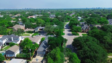 Midtown ve şehir merkezindeki Dallas gökdelenlerinin geçmişi Preston Hollow 'un zengin semtlerinden, lüks multi milyon dolarlık malikane ve villaları çevreleyen geniş yeşil alanlar. ABD
