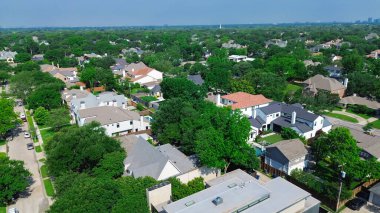 İki katlı lüks konakların kiremitleri ve kiremitleri var. Dallas şehir merkezinin arka planında lüks konaklar var. Preston Hollow 'un zengin mahallelerinde yemyeşil ağaçlar, olgun manzaralar. ABD