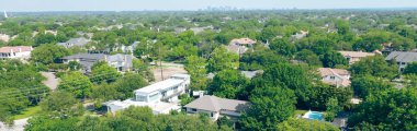Panorama hava manzaralı düz villalar modern yüzme havuzları lüks konutlar zengin konutlar Preston Hollow mahallesi, Dallas şehir merkezi arka planı. ABD