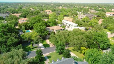 Zengin Preston Hollow mahallesinde ev yapmaya hazır yeni inşaat alanı, yemyeşil olgun manzara, multi milyon dolarlık malikane evleri ve villalar, şehir merkezindeki gökdelenler. ABD