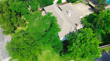 İki katlı büyük banliyö malikanelerinin çatı tamiri, garaj kapısı, Preston Hollow 'un zengin mahallesindeki yemyeşil ağaçlarla çevrili büyük garaj yolu, olgun manzara. ABD