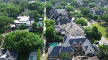 Milyonlarca dolarlık yüzme havuzları olan evlerin güneş çatısı panelleri zengin Preston Hollow mahallesinde lüks konforlar, Dallas, ağaçlandırılmış arka sokak, elektrik dağıtımı.