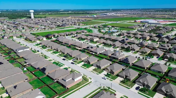 Princeton, Collin County, Teksas 'taki yeni inşaat evlerinde şehir su kulesi, kamu eğlence tesisleri ve depolama alanları, McKinney yakınlarındaki iki katlı banliyö evleri. ABD