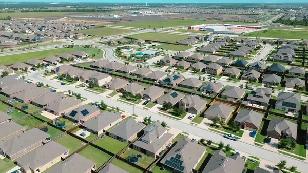 McKinney ve Princeton yakınlarındaki Collin County 'nin hızlı büyüyen bölgesinde büyük banliyö evleri ve güneş paneli çatıları olan ana toplulukta inşa halindeki yeni evler ve projeler tamamlanmış. ABD