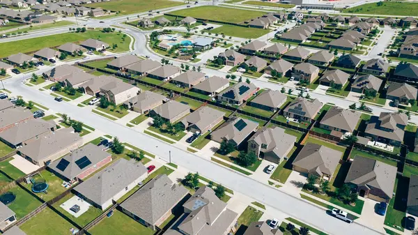 Güneş paneli çatısı, büyük arka bahçesi olan yeni inşaat evleri hızlı büyüyen Princeton 'da ahşap çitler Collin County, TX, halk eğlence tesisleri havuzları gölgeli oyun alanı, pergola, piknik. ABD