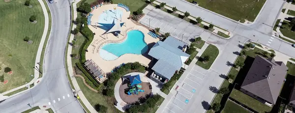 Panorama havuzu, gölgeli çocuk parkı, yeni inşaat evlerinde piknik alanı, Collin County, Teksas 'ta hızla büyüyen alan. ABD