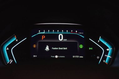 Kemerlerinizi bağlayın uyarı mesajı, modern SUV minivanın aydınlanmış gösterge paneline sürücü ilgisi gerektiriyor, güvenli sürüş aracı durumu, sürmeden önce kemerlerinizi bağlayın. ABD