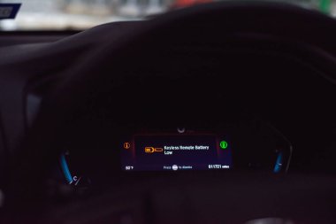 Anahtarsız uzaktan akü düşük uyarı göstergesine sahip modern minivan garajı aydınlatma konsolu, potansiyel sorun ışığı, araç durumu, pil gücü azalıyor, anahtarlık uyarısı mesajı. ABD