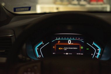 Anahtarsız uzaktan akü düşük uyarı göstergesine sahip modern minivan garajı aydınlatma konsolu, potansiyel sorun ışığı, araç durumu, pil gücü azalıyor, anahtarlık uyarısı mesajı. ABD