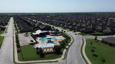 Yüzme havuzu, gölgeli oyun alanı, yeni inşaat evlerindeki piknik alanı, hızla büyüyen Dallas Fort Worth banliyösü, Princeton, Collin County, Teksas üstgeçidi.