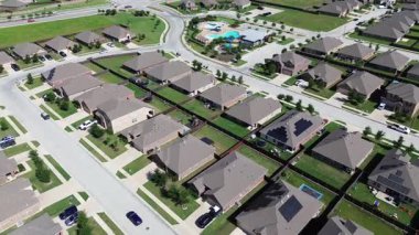 Güneş paneli çatısı, büyük arka bahçesi olan yeni inşaat evleri hızlı büyüyen Princeton 'da ahşap çitler Collin County, TX, halk eğlence tesisleri havuzu gölgeli oyun alanı, pergola, üstgeçit.