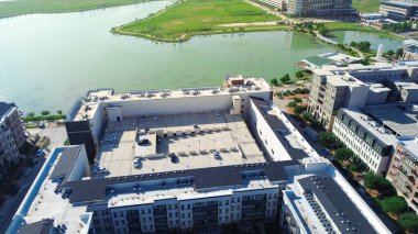 Modern çok katlı apartman kompleksinde çatı katının garajı Cypress Waters 'ın banliyösü Dallas Fort Worth Metroplex' in avlusu, kentsel yaşamın modern rahatlığı, iş kampüsü. ABD