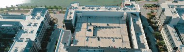 Modern çok katlı apartman kompleksi avlusundaki Panorama hava manzaralı otopark, Cypress Waters banliyösü Dallas Fort Worth havaalanı, kentsel yaşamın modern rahatlığı, iş kampüsü. ABD