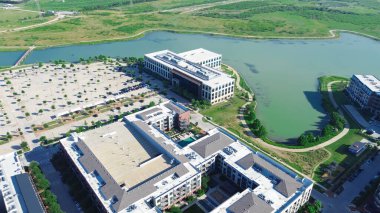 Dalals Fort Worth Metroplex 'in göl kenar mahallelerinde, çok katlı apartmanlarda, kasaba evlerinde, şehir yaşamının modern kolaylıklarında iş kampüsünde geniş bir park alanı oluşturuluyor. ABD