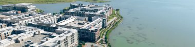 Panorama hava manzaralı göl manzaralı apartman kompleksi, yürüme, bisiklet yolları, Cypress Waters banliyösü Dallas Fort Worth Metroplex 'te büyük planlı gelişme, ofis kampüsü, çok aile. ABD