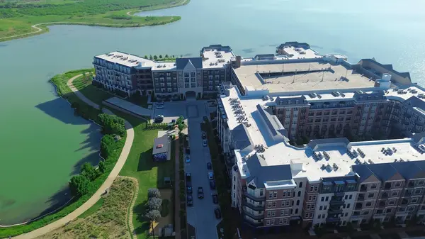 Lakeside apartman kompleksi, yürüme, bisiklet yolları, Cypress Waters 'ın Dallas Fort Worth metroplex banliyösünde büyük planlı gelişmeler, ofis, çoklu aile ve avlusu olan perakende satış. ABD