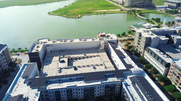 Modern çok katlı apartman kompleksinde çatı katının garajı Cypress Waters 'ın banliyösü Dallas Fort Worth Metroplex' in avlusu, kentsel yaşamın modern rahatlığı, iş kampüsü. ABD