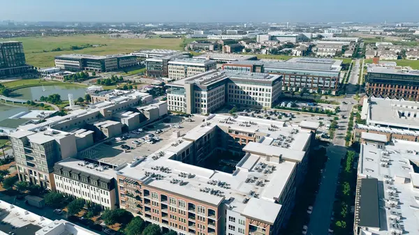 Dallas Fort Worth havaalanı ve metropolitan, göl kenti ofisi, çok aile, perakende imalat, restoran, patika, açık hava etkinlikleri, Cypress Waters, modern kentsel yaşam. ABD