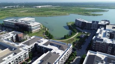 Avlu, tatil köyü tarzı yüzme havuzu, lüks konforlar, ana planlanmış Cypress Waters banliyösü Dallas Fort Worth, Teksas 'ta çatı katı otoparkı olan yeni inşaat apartmanı.