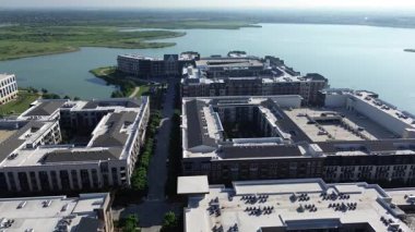 Çatıdaki otopark, modern çok katlı apartman kompleksinde ticari havalandırma üniteleri Cypress Waters, Dallas Fort Worth Metroplex, kentsel yaşam, iş kampüsü avlusu.