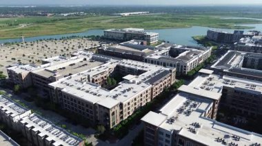 Düz çatı ticari HVAC paket modern göl apartman kompleksi ağaç kaplı sokak, yürüyüş yolları, havuz, ana planlanmış Cypress Waters banliyösü Dallas Fort Worth metroplex