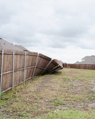 Yan manzara, sert rüzgarlar yüzünden çöken ahşap çitler Princeton, Collin County, Teksas 'taki yerleşim yerlerindeki banliyö evlerinde hasara yol açtı. Fırtına bulutlu hava, kasırga sigortası iddiaları. ABD
