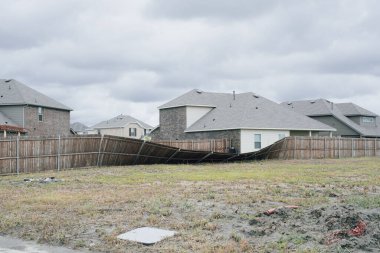 Çamurlu beton kaldırım, enkaz inşaatı büyük boş arsaya yakın ve yıkılan ahşap çitler, kuvvetli rüzgarlar yüzünden Princeton, TX 'teki yeni banliyö evlerinde yerleşim yerlerine zarar veriyor. ABD