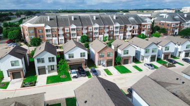 McKinney Tıp Bölgesi 'nin planlı kiralık evleri, apartman kompleksi, Sam Rayburn gişesi yakınındaki kasaba evi, bir sıra yeni inşaat, daracık arazide bakımsız tek aile evi. ABD