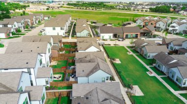 Otoyol üst geçidi, Sam Rayburn Otoyolu, Texas Eyaleti Otoyolu 121, McKinney Tıp Bölgesi, yepyeni kiralık evler topluluğu, tek aile ev dar arazisi, çatı tamiri, iyi bakımlı çimenler. ABD