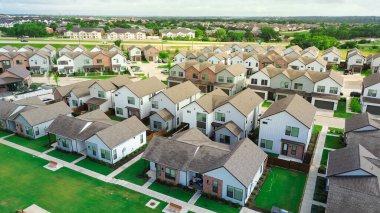 Texas State Highway 121 boyunca devasa apartmanlar, McKinney Tıp Bölgesi yakınlarındaki Sam Rayburn gişesi ve yeni kiralık ev çevresi, bakımlı tek aile evi. ABD