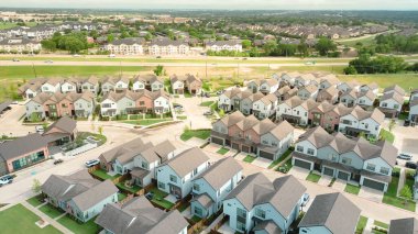 Texas State Highway 121, McKinney Tıp Bölgesi yakınlarındaki Sam Rayburn gişesi dar arazi büyüklüğünde, bakımlı, Dallas banliyösünde ve konforlu yeni inşa edilmiş tek aile evi. ABD