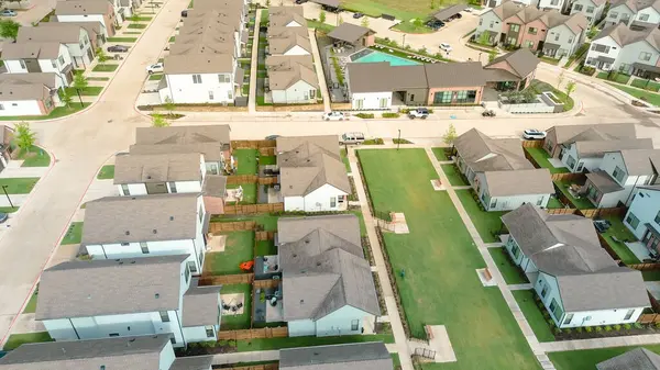 Modern havuz ve kiralık konforlar McKinney Tıp Merkezi Bölgesi ve Texas State Highway 121 yakınlarındaki kiralık konutlar. Dar arazi büyüklüğünde, iyi bakım gerektiren yeni bir aile evi. ABD