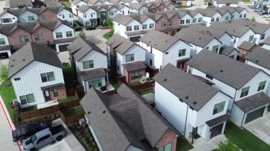 McKinney Tıp Merkezi ve Texas Eyalet Otoyolu 121 yakınlarındaki iki katlı kiralık evlerin çatı döşemesi, Sam Rayburn gişesi, yeni inşa edilmiş tek aile ev dar arazi, üstgeçit, TX