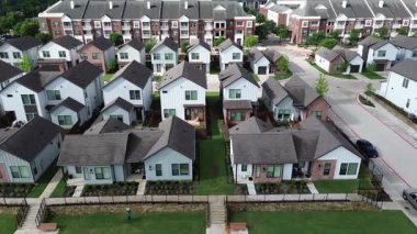 Apartman kompleksi ve yeni inşa edilen iki katlı banliyö tek aile evi McKinney Medical District, Texas State Highway 121, ana planlanmış gelişme, Dallas banliyösü