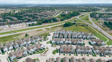 Apartman kompleksi inşaatı, McKinney Tıp Bölgesi yakınlarındaki yepyeni evler hızla büyüyen sağlık hizmetleri endüstrisi, çeşitli tıbbi tesislerde çalışan insanlar için konut seçenekleri. ABD