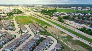 Sam Rayburn Tollway üst geçidinde apartman inşaatı, McKinney Tıp Bölgesi yakınlarındaki yeni evler hızla büyüyen sağlık hizmetleri, çeşitli konut seçenekleri. ABD