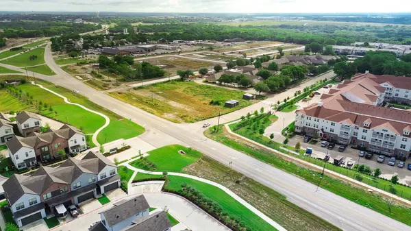 Huzurevleri, hafıza bakımı, emekliler ve yaşlılar topluluğu, McKinney Tıp Bölgesi 'ndeki yeni kiralık evler, hızla büyüyen sağlık hizmetleri bölgesinde devam eden inşaat faaliyetleri, TX. ABD