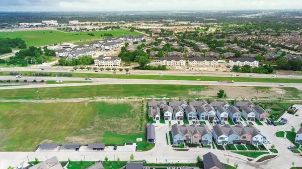 Apartman kompleksi inşaatı, McKinney Tıp Bölgesi yakınlarındaki yepyeni evler hızla büyüyen sağlık hizmetleri endüstrisi, çeşitli tıbbi tesislerde çalışan insanlar için konut seçenekleri. ABD