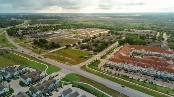 McKinney Tıp Bölgesi 'nde hızla büyüyen sağlık sektöründe çalışan ve inşaata hazır insanlar için emeklilik, sağlık tesisi ve barınma seçenekleri. ABD