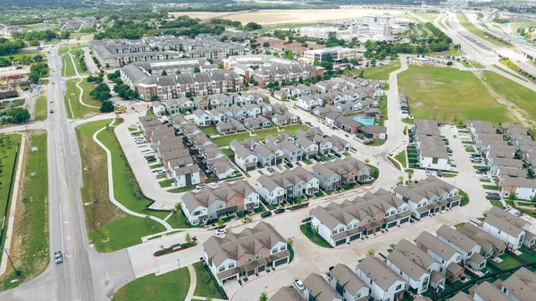 Yepyeni kiralık evler, yaşlılar evleri, hafıza bakımı, emeklilik ve McKinney Tıp Bölgesi 'ndeki yaşlılar topluluğu Teksas' ta hızla büyüyen sağlık hizmetleri alanında inşaat faaliyetleri. ABD