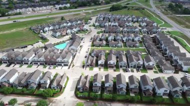 Apartman kompleksi inşaatı, McKinney Tıp Bölgesi 'ndeki yepyeni evler hızla büyüyen sağlık hizmetleri endüstrisi, cephedeki tesislerde çalışan insanlar için çeşitli konut seçenekleri. ABD