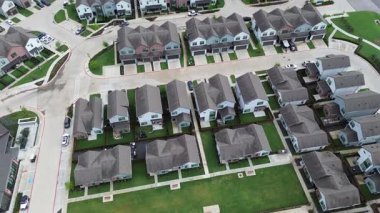 McKinney Medical District yakınlarındaki modern kiralık evler, Texas State Highway 121, Sam Rayburn gişesi dar alanda yeni inşa edilmiş tek aile evi, bakımlı çimenlik bahçesi, Texas