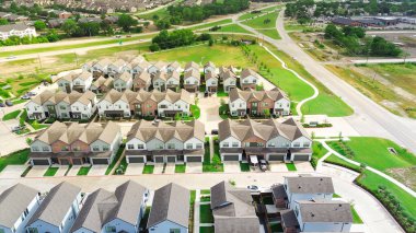 McDonal Caddesi, Teksas Eyaleti Otoyolu 121, yeni inşaat iki katlı kiralık evler, McKinney Tıp Bölgesi 'nde huzurevi kompleksi, hızlı büyüyen banliyö. ABD