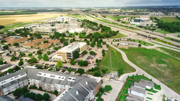 Otoyol üstgeçidi Sam Rayburn Tollway, McKinney Tıp Bölgesi 'nde çok kullanımlı tıbbi, ticari, kurumsal ve ikametgah kullanımlarının karışık kullanımında kesişiyor. ABD