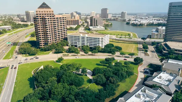 Texas State Highway 114 ve Las Colinas şehir merkezindeki şehir merkezindeki şehir yeşil parkı. Yüksek binaların, göl kenarındaki yerleşim birimlerinin, kurumsal toplulukların karma kullanımlı gelişimi. ABD